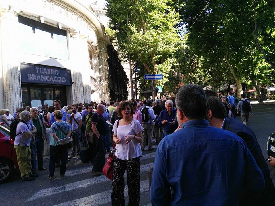 In attesa di entrare al Brancaccio