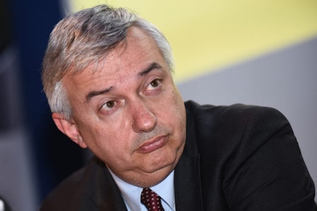 Operai alla catena di montaggio